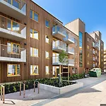 New Modern 2 With 2 Beds & Free Parking
