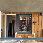 Apartamento New Modern 2 With 2 Beds & Free Parking *