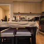 New Modern 2 With 2 Beds & Free Parking *