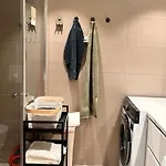 New Modern 2 With 2 Beds & Free Parking *