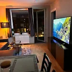 New Modern 2 With 2 Beds & Free Parking Apartamento