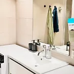 New Modern 2 With 2 Beds & Free Parking *