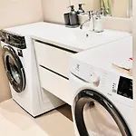 New Modern 2 With 2 Beds & Free Parking Apartamento