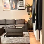 New Modern 2 With 2 Beds & Free Parking