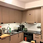 New Modern 2 With 2 Beds & Free Parking 公寓