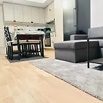 New Modern 2 With 2 Beds & Free Parking