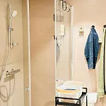 New Modern 2 With 2 Beds & Free Parking 公寓