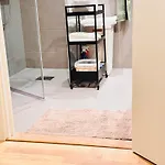New Modern 2 With 2 Beds & Free Parking *
