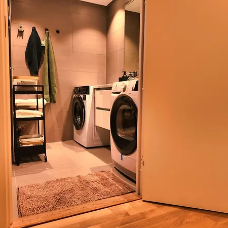 Apartamento New Modern 2 With 2 Beds & Free Parking *