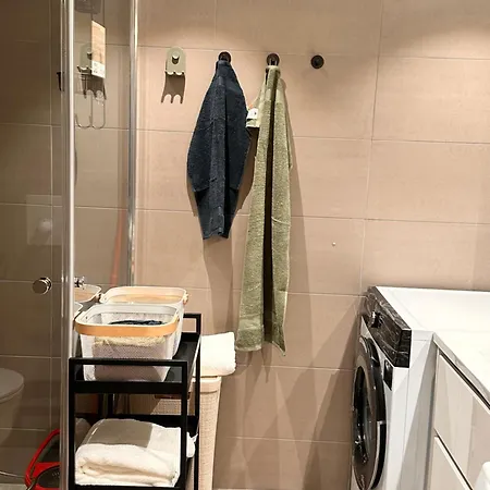 New Modern 2 With 2 Beds & Free Parking *