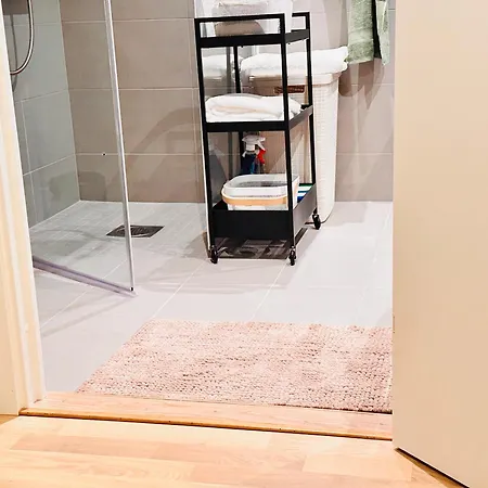 Apartamento New Modern 2 With 2 Beds & Free Parking *