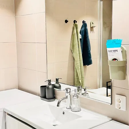 Apartamento New Modern 2 With 2 Beds & Free Parking *