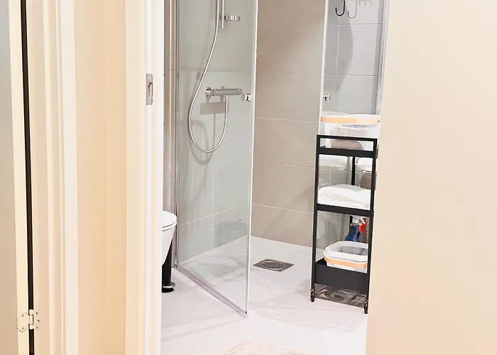 New Modern 2 With 2 Beds & Free Parking Apartman