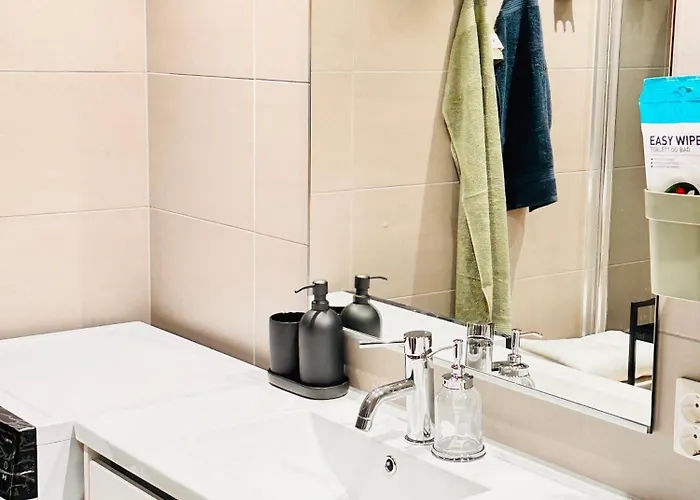 New Modern 2 With 2 Beds & Free Parking *