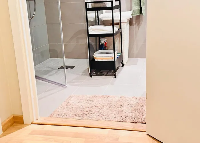 New Modern 2 With 2 Beds & Free Parking *